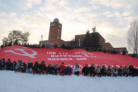 Пензенские школьники развернули Знамя Победы размером 200 кв. м