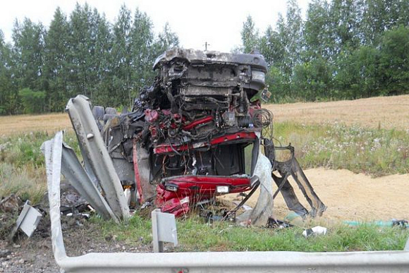 Под Пензой столкнулись два грузовика, погиб водитель «Scania»