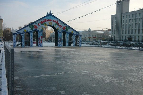 В Пензе на площади Ленина начали заливать каток