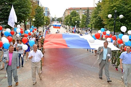 Пензенцы пронесут по ул. Московской 10-метровый флаг России