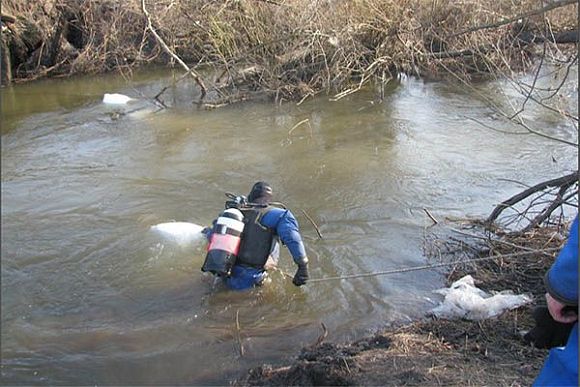 В Башмаковском районе из реки вытащили 12 мешков с химикатами