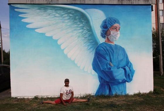 7 дней адского пекла, литры воды и краски: Пензе вернули граффити с врачом-ангелом