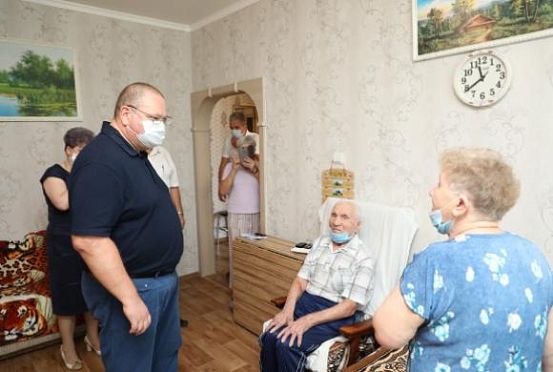 В Кузнецке Олег Мельниченко пришел в гости к долгожителю