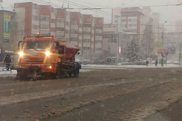 В Пензе из-за снегопада на дороги вышла спецтехника