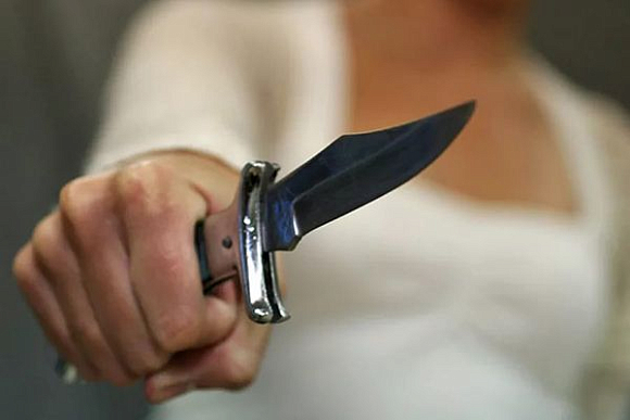 В Лунино 53-летняя женщина воткнула нож в спину односельчанина