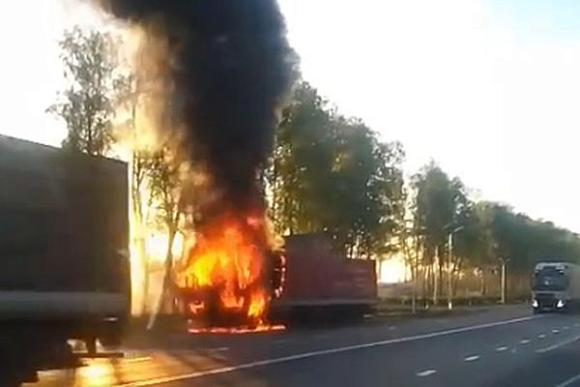 В Сети появилось видео горящей в Чемодановке фуры