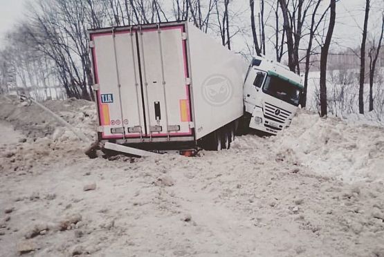 В Городище фура вылетела с дороги и сложилась пополам