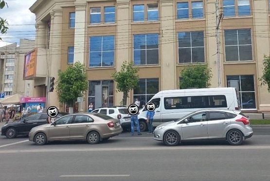 В Пензе из-за аварии с маршруткой образовалась пробка на Кирова
