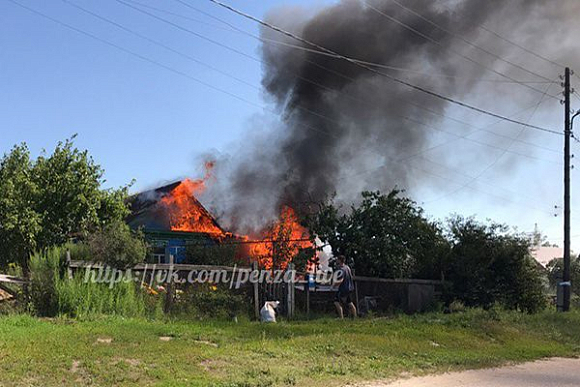 На ул. Чебышева горит деревянный дом — пензенцы