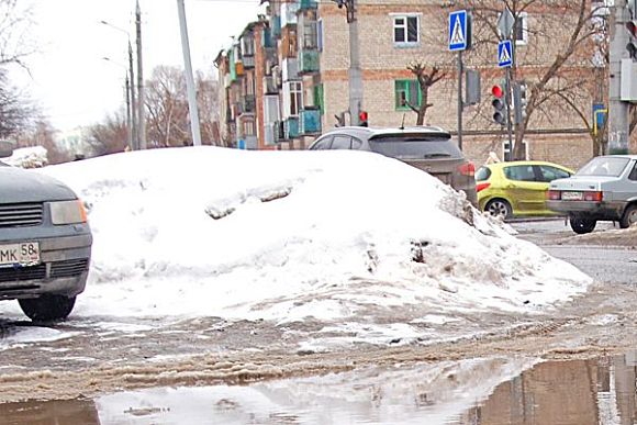 Василий Бочкарев призвал активизировать работу по вывозу снега с улиц Пензы