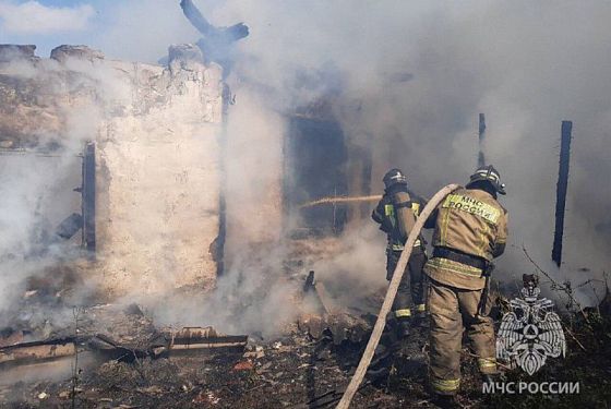 В Кузнецке сгорел расселенный дом площадью 250 «квадратов»