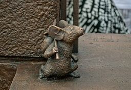 В Заречном с арт-объекта «Памятник пропуску» спилили бронзовую мышь