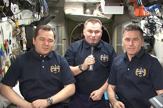 Российские космонавты на МКС записали видеообращение для выпускников