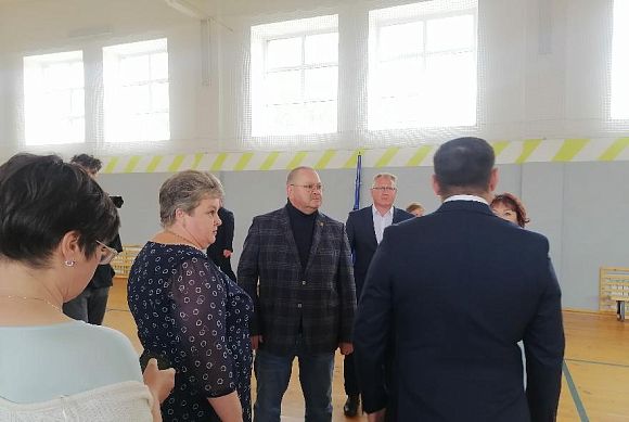 Мельниченко проверил, как идёт ремонт в школах Каменки