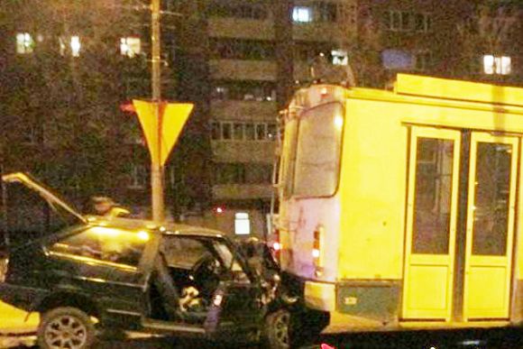 В Пензе серьезно пострадал водитель легковушки, протаранившей троллейбус