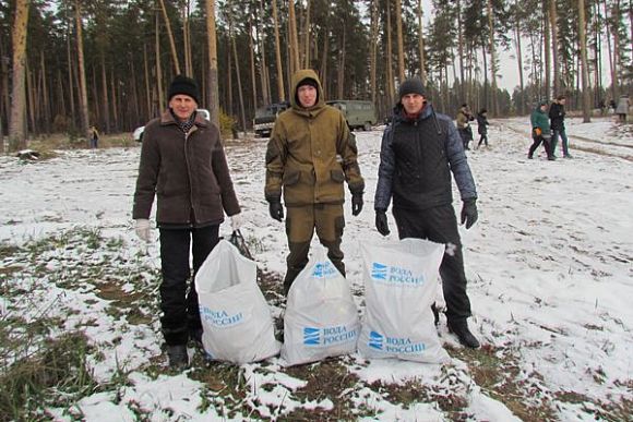 В Пензе чиновники, студенты и неравнодушные собрали у реки 70 куб. м мусора