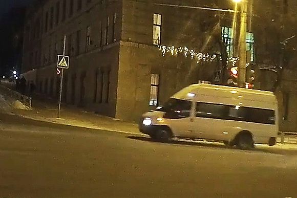 Пензенец уличал маршрутки в нарушении ПДД, припарковавшись на тротуаре