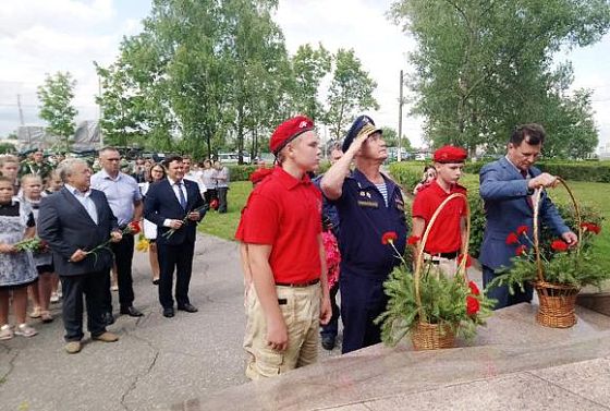 Герои СССР и РФ возложили цветы к бюсту Кижеватова под Пензой