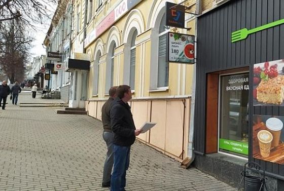 В Пензе с ул. Московской демонтируют незаконные рекламные конструкции