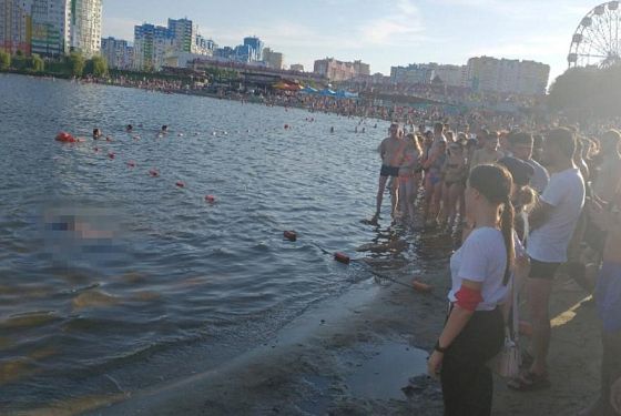 Очевидцы сообщают об утонувшем на пляже в Спутнике человеке