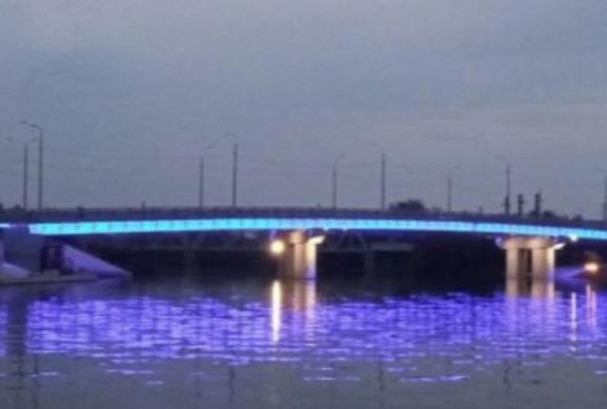 На Бакунинском мосту включили голубую подсветку