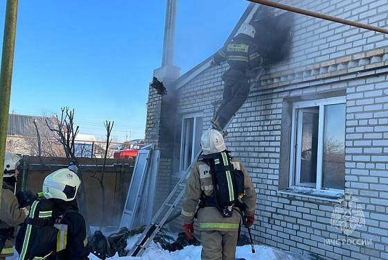 Дом под Пензой тушили больше 20 пожарных 