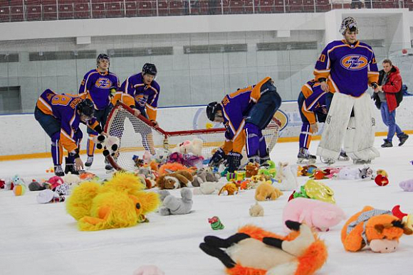 Хоккеистов пензенского «Дизеля» забросали мягкими игрушками