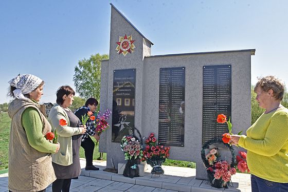 Поставившие памятник героям пензенские сельчане выбивают у власти дорогу 