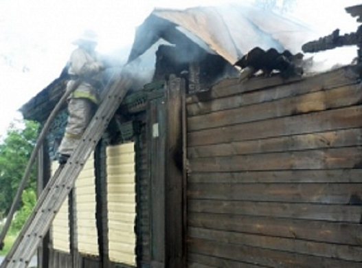 В Кузнецке 14 спасателей тушили деревянный дом