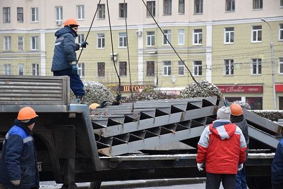 В Пензе начали монтаж зимнего городка на пл. Ленина