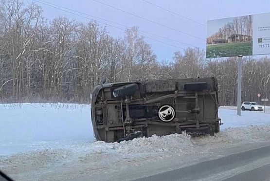 В Пензе на улице Мира опрокинулся грузовик