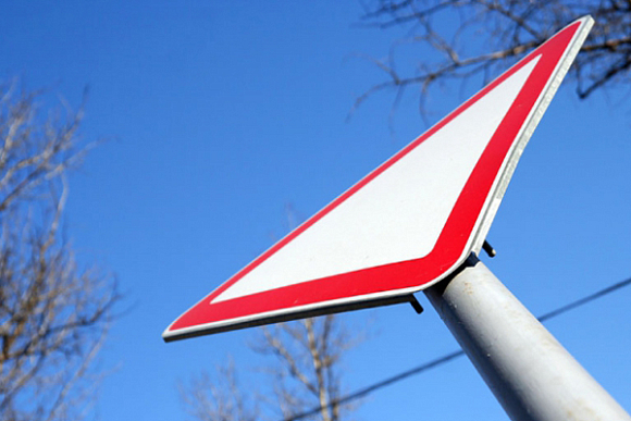 В Пензенской области мужчина похитил знак «Уступи дорогу» и отнес к себе домой
