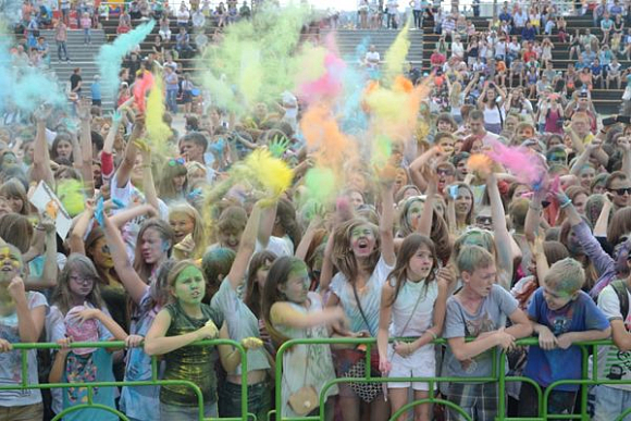 В Пензе на фестивале «ColorFest» молодежь устраивала «салют» из разноцветной краски