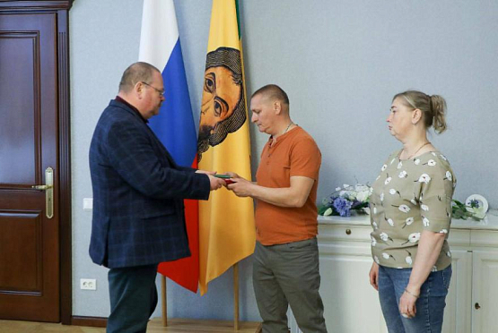 Губернатор передал Орден Мужества родителям погибшего на Украине бойца 