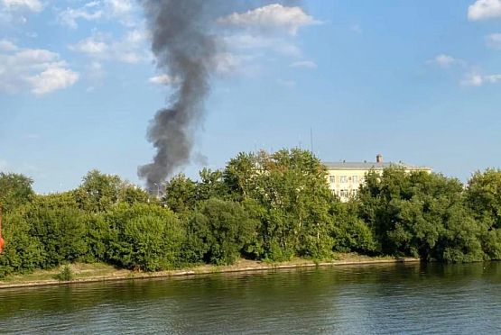 В Пензе на берегу Суры горит частный дом