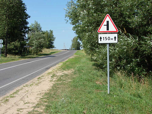 Прокуратура требует установить дорожные знаки в Колышлейском районе