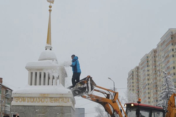 В Пензе памятник героям-блокадникам очистили от снега