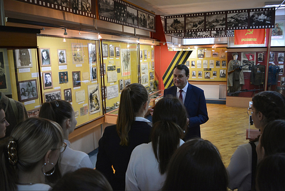 Олег Ягов провел для школьников экскурсию в краеведческом музее