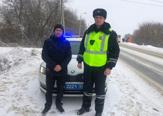 В Бессоновском районе сотрудники ДПС помогли отвезти в больницу беременную