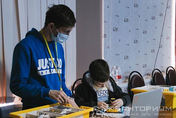В технопарке «Кванториум» детей с Донбасса учили программированию