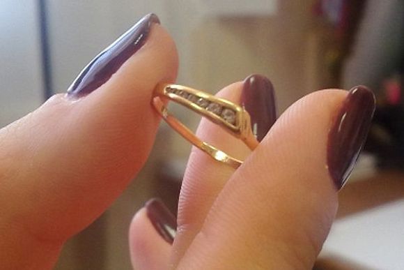 В Кузнецке покупатель попросил показать кольцо и убежал с ним