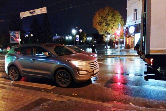 В Пензе водитель с «крутыми» номерами припарковался на «зебре»