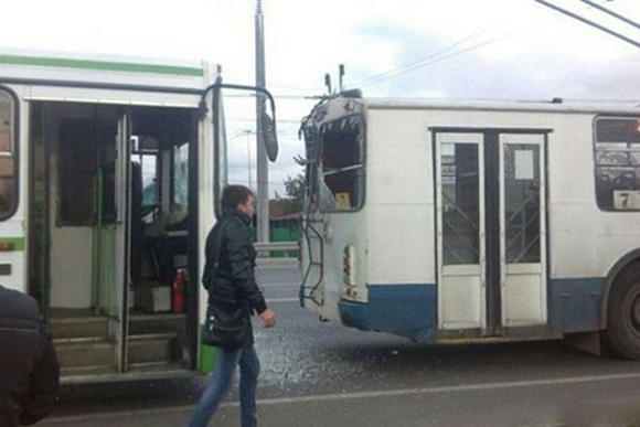В Пензе на ул. Терновского столкнулись автобус и троллейбус, 5 пострадавших