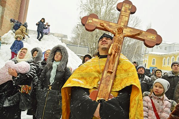 В Пензе на Спасский кафедральный собор поднят центральный купол и крест