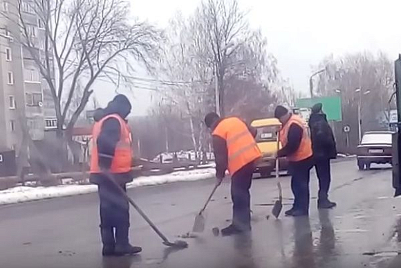 И. Белозерцев поручил найти кузнецких коммунальщиков, засыпающих выбоины землей