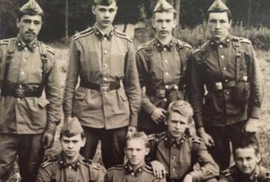 Мельниченко поделился фото времен учебы в Ленинградском высшем политучилище 