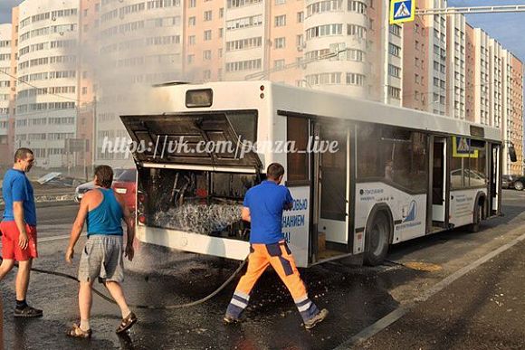 На ул. Антонова в Пензе загорелся пассажирский автобус