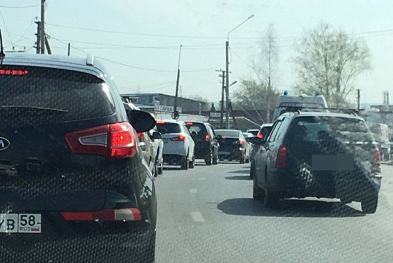 В Пензе водители жалуются на огромную пробку в Кривозерье