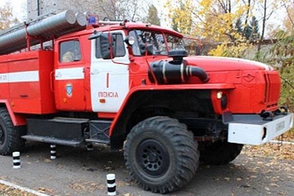 В Пензе пожар на ул. Строителей тушили 11 спасателей