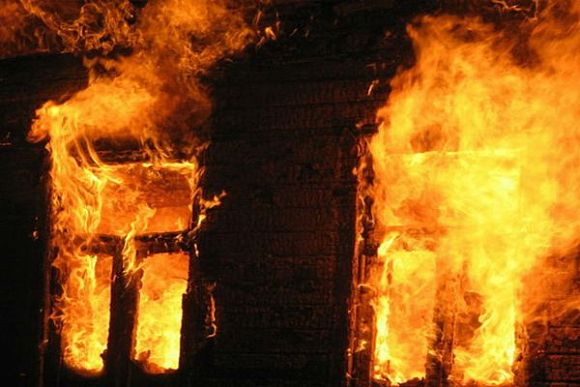 Деревянный дом в Терновке тушили 19 пожарных